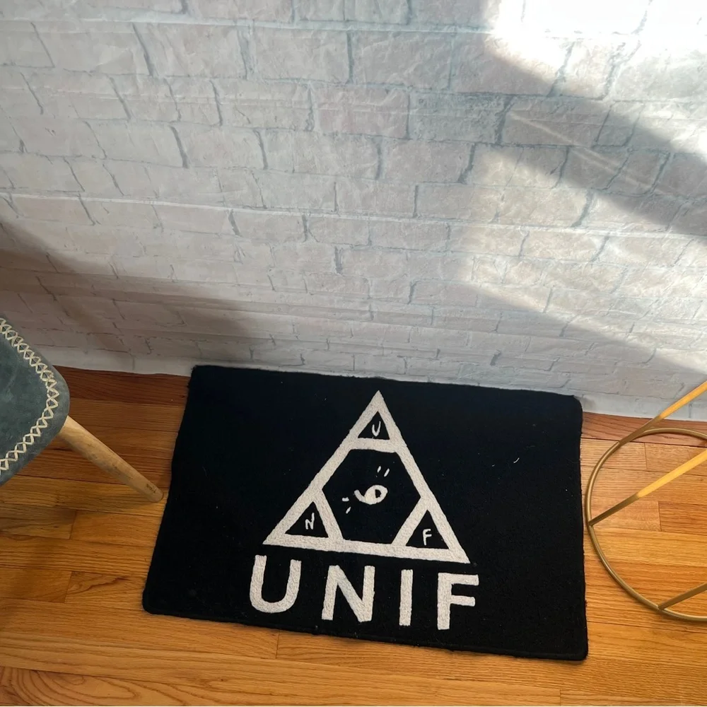 Unif Rug - Picture 2 of 7